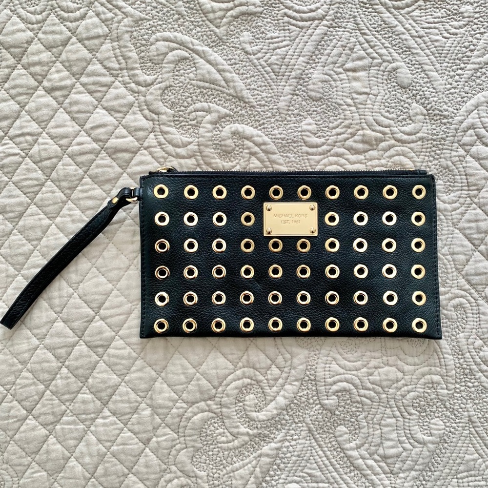 MICHAEL KORS BLACK AND GOLD WRISTLET